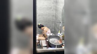 Seri quay lén em hàng xóm