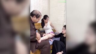 Thầy lang mượn cớ chữa bệnh để sờ mó bệnh nhân nữ