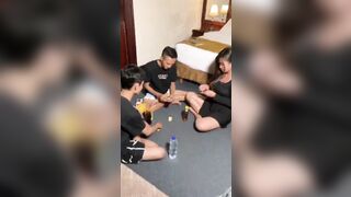 Lũ ban chơi bài cởi đồ địt nhau dâm đãng kích thích phần 1