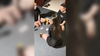 Lũ ban chơi bài cởi đồ địt nhau dâm đãng kích thích phần 1