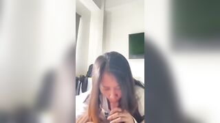 Gái dâm bú mút con cu to dâm đãng kích thích