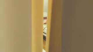 quay lén phát hiện chị dâu  thủ dâm trong phòng