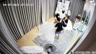 cô dâu của ai mà xinh quá quay lén cô dâu thử váy cưới