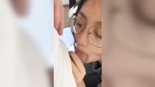 Gái xinh đeo kính BJ cho bạn trai nhìn nứng