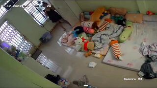 con gái ở nhà một mình là cởi chuồng phải không