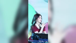Mặc ngắn đến háng mà cứ ngại ngại kéo kéo là saooo