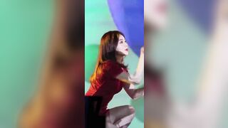 Mặc ngắn đến háng mà cứ ngại ngại kéo kéo là saooo