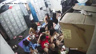 mấy bé KTV mặc mát mẻ như vậy bảo sao các anh thích đi hát - phần 2