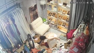 bé chủ shop quần áo thay đồ trông vú vê cứ ngồn ngộn cả