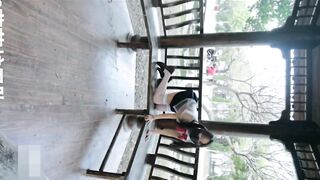 Em học sinh show hàng nơi công cộng còn gọi nhóm trẻ cho họ thấy