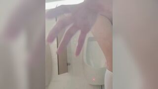 móc lồn em gái trong nhà vệ sinh công cộng