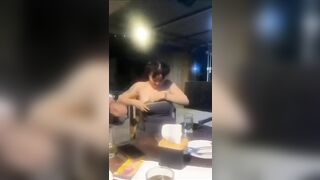 Bóp vú mấy em hàng trong quán ăn vú to