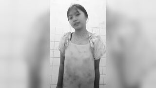 Em sinh viên mới lớn hàng non khoe hàng dâm đãng