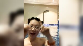 Em sinh viên kính cận, live sex ngay trong hồ bơi trường