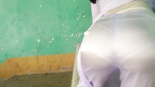 em học sinh uốn éo trên ghế đá trường học