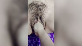 Nhéc cả bàn tay vào lồn mẹ vợ lúc ngủ say, bà vẫn không hề hay biết gì cả.