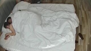 Nằm nghịch lồn chị họ 25 tuổi thằng em thì 19 tuổi nghịch chán thì ôm chị ngủ.