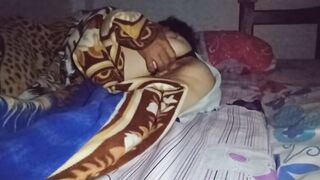 Súc vật a họ, Nửa đêm lén mò móc lồn em họ ngủ say, Vạch quần lót bị quya lén