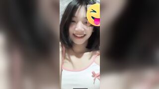 Em học sinh 16 tuổi call sex cho bạn trai xem lồn trong tâm thế vui vẻ.