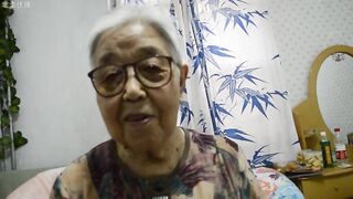 CHo bà ngoại nhìn buồi rồi xin bóp vú bà ngoại