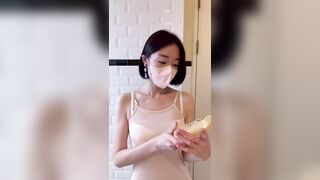 Bán hàng phải tnay, Loli mình dây Mặc quần lót Bikini khiêu dâm live nứng