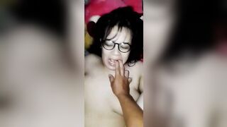Em sinh viên kính cận
