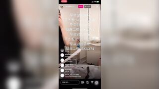 Hot IG, 2 con bạn Live tream ăn, Nứng quá Khoe Vú Lồn Thủ dâm loli mình dây