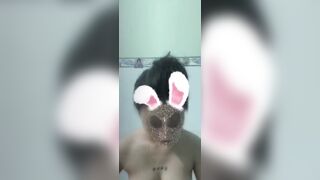 Rau non kính cận vú bự siêu xinh vừa đi tắm vừa call vid show hàng cho a xem p2