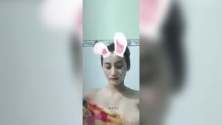 Rau non kính cận vú bự siêu xinh vừa đi tắm vừa call vid show hàng cho a xem p2