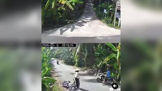 Bé nữ sinh bị tên biến thái bóp chim giữa đường