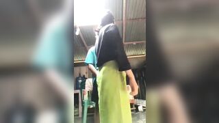 Không biết thằng cháu họ 16 tuổi nứng cặc khi nào gặp dì nó liền xin đụ, dì cũng cho.