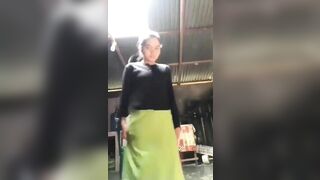 Không biết thằng cháu họ 16 tuổi nứng cặc khi nào gặp dì nó liền xin đụ, dì cũng cho.