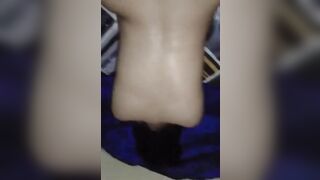 Đi sang nhà bạn bị mẹ nó gạ địt , mông to lồn khít cầm tóc địt cho nát lồn