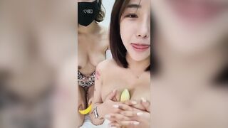 2 con bạn, Dùng chuối kẹp vú Chơi less, Khoe Vú lồn Loli mình dây live sex cực nứng