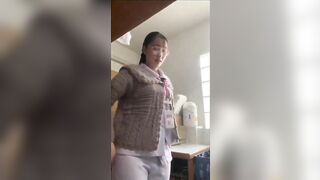Cô y tá hàng múp khoe hàng cho các bệnh nhân yêu sinh lý xem để chữa bệnh phần 1