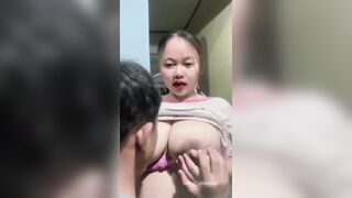 Gái xinh vú khủng cho em họ bú vú , mút con cặc dâm đãng kích thích