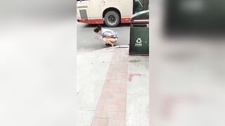 Chị gái mắc quá ia luôn giữa đường trốn đông người.