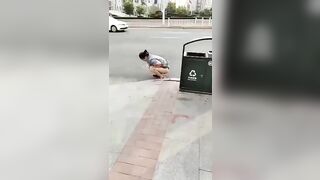 Chị gái mắc quá ia luôn giữa đường trốn đông người.
