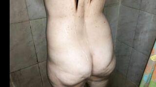 Quya lén MBBG Hàng xóm lồn rậm đi tắm bị phát hiện