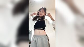 Một cô gái dễ thương với vòng một nhỏ nhắn đang chụp ảnh tự sướng; cô ấy có khuôn mặt