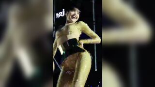 Lisa và bộ đồ bó sát lồn gây tranh cãi