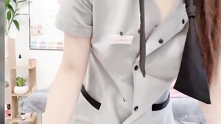 E nhân viên Massage nứng lồn, Bóp Vú Móc lồn, Còn Nghịch lồn khách ngủ say Live Sex