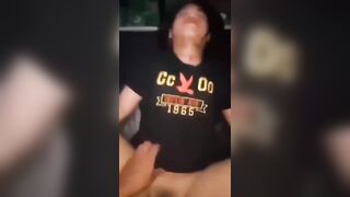 Qua nhà em họ 16 tuổi chơi thấy em ở nhà 1 mình, năng nỉ xin dữ lắm em mới cho đụ.