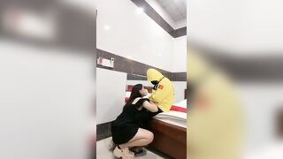 Gái dâm vú bự vào khách sạn live show hàng gạ a tài xế Bee vào địt chung luôn p4