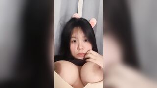 Call video với em Lan Anh rau non cực xinh show cặp vú bự to tròn cho xem đã mắt