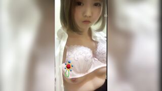 Cô gái dễ thương show vú to thủ dâm