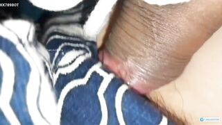 Bím múp của nhỏ e họ dâm,e đg ngủ nên a mới liều vậy ai ngờ e tỉnh dậy cầm cặc cho cạ