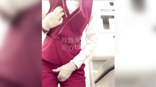 Em tiếp viên hàng không dâm ở trên máy bay mà nứng lồn xoa nắn tự quay clip đi đái