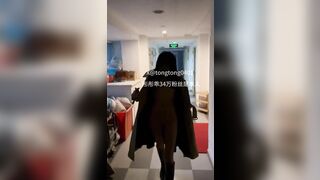 Em teen loli này đích thị là 1 dâm nữ,khỏa thân đi dạo còn dám móc public