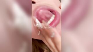 Con đĩ cái dâm đãng sướng lè lưỡi khi đc chủ nhân sờ lồn móc cho rỉ nước